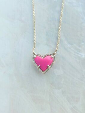 Kendra Scott • Ari Heart Gold Neon Pink Necklace
